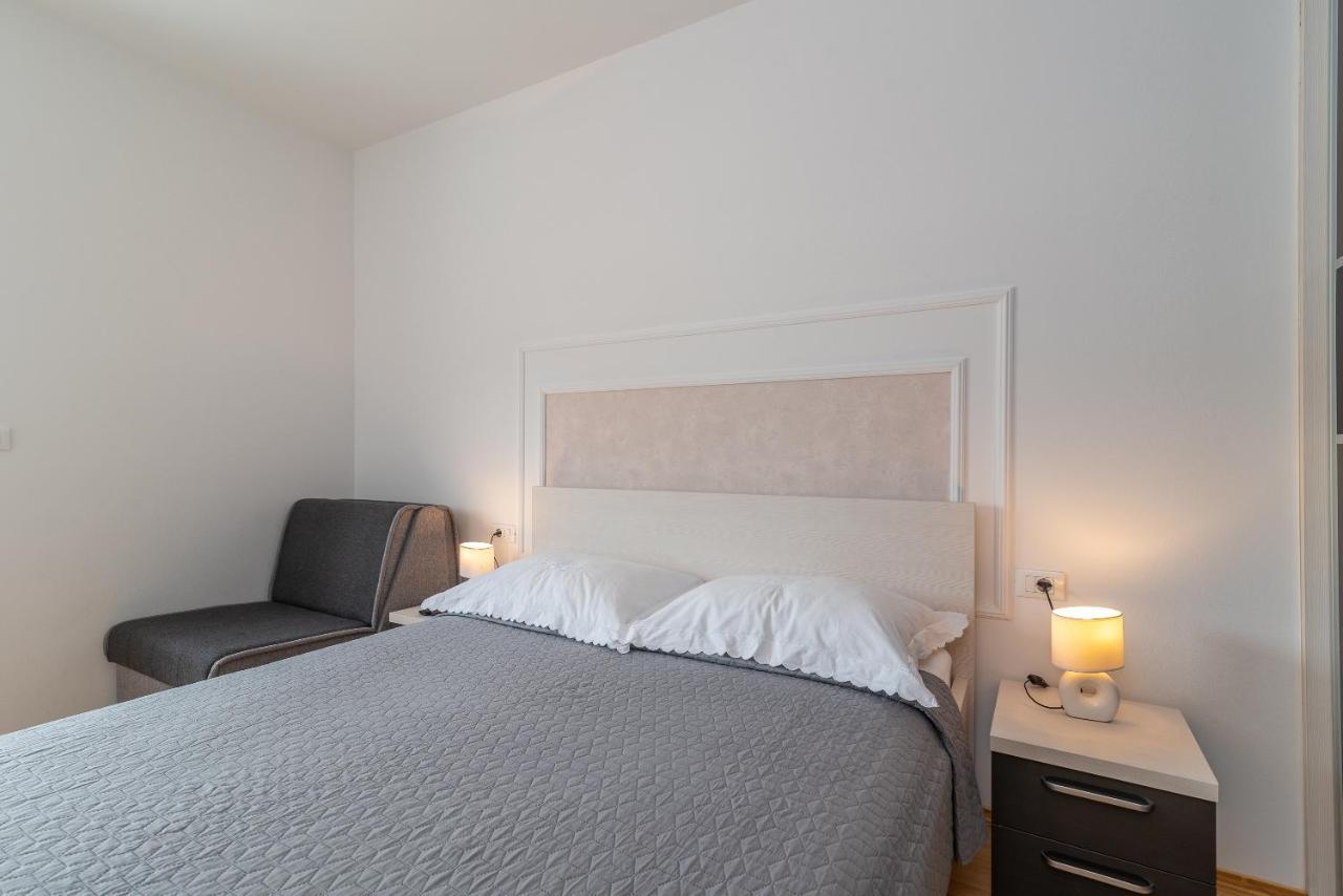 Apartman Lorena โตรกีร์ ภายนอก รูปภาพ