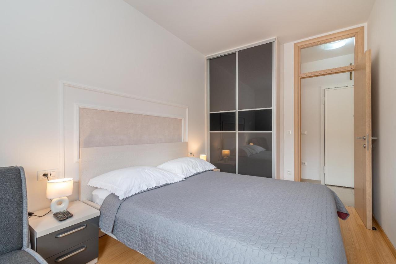 Apartman Lorena โตรกีร์ ภายนอก รูปภาพ
