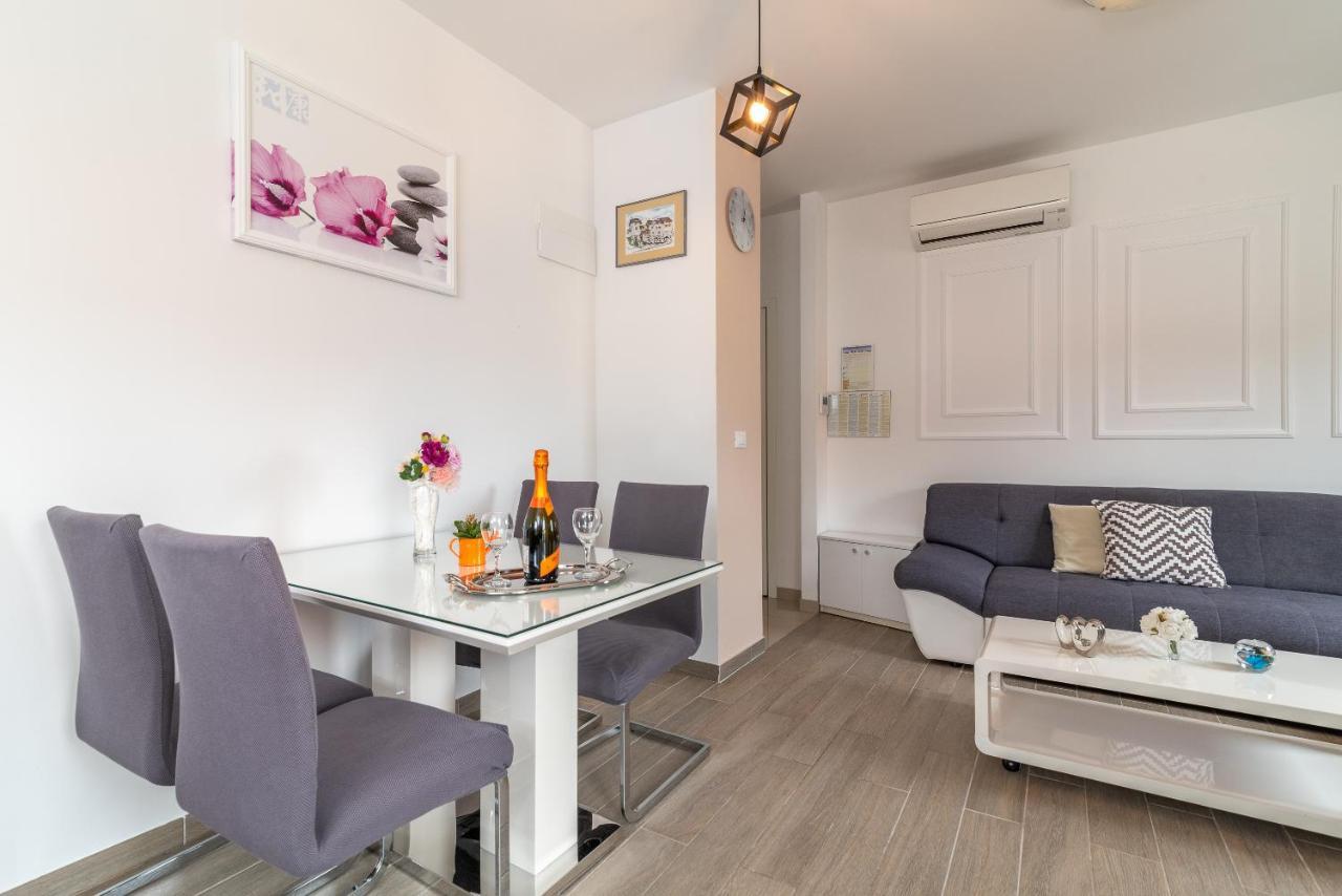Apartman Lorena โตรกีร์ ภายนอก รูปภาพ