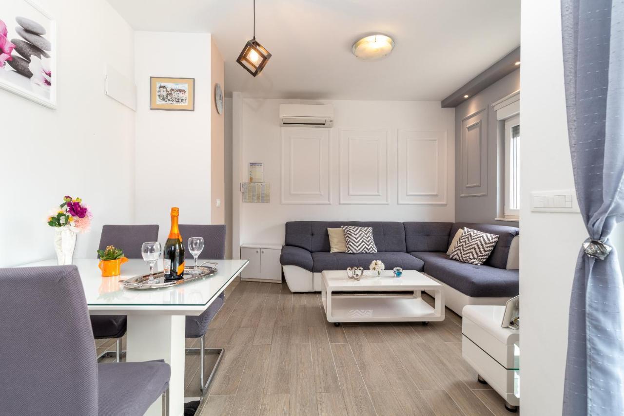 Apartman Lorena โตรกีร์ ภายนอก รูปภาพ