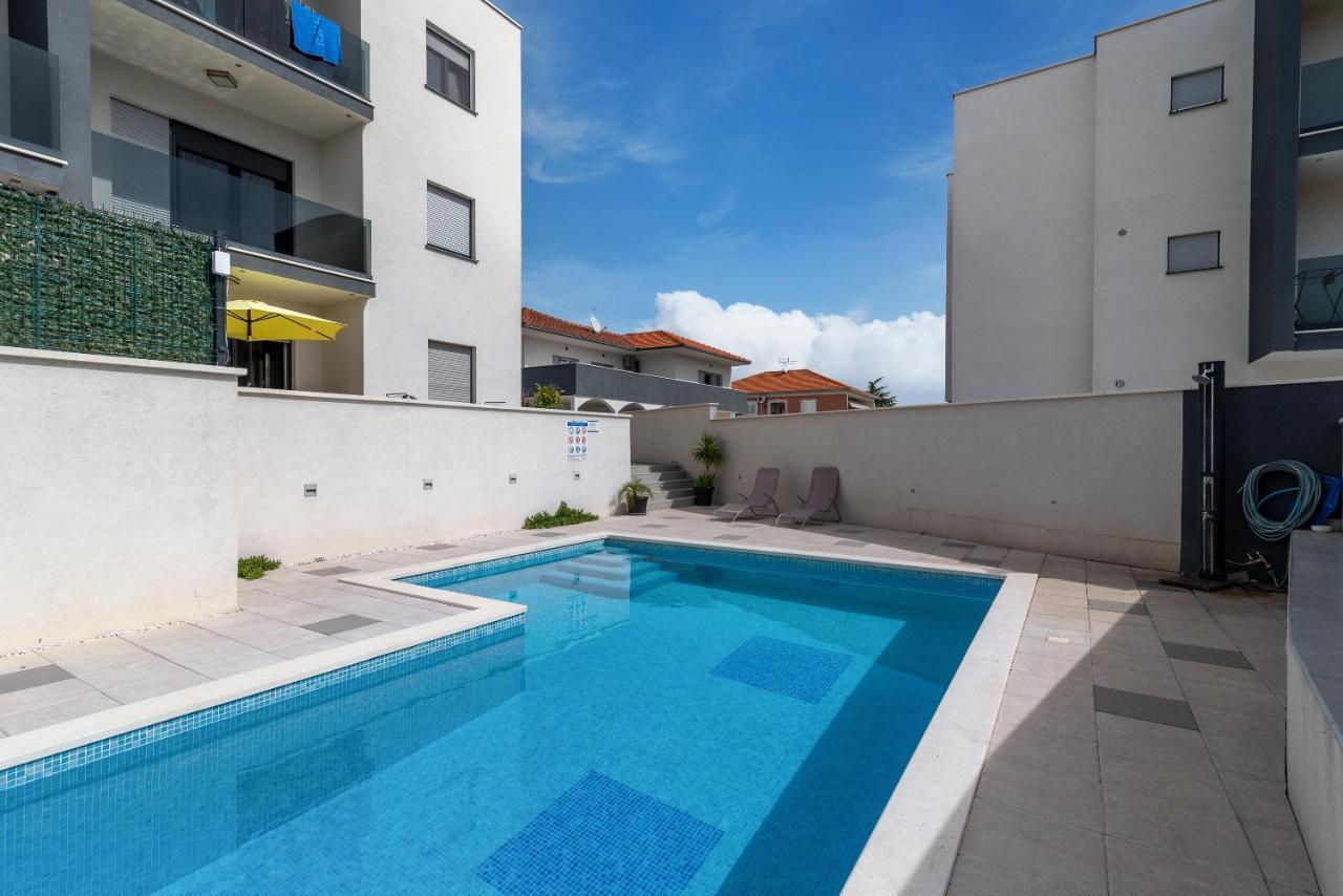 Apartman Lorena โตรกีร์ ภายนอก รูปภาพ