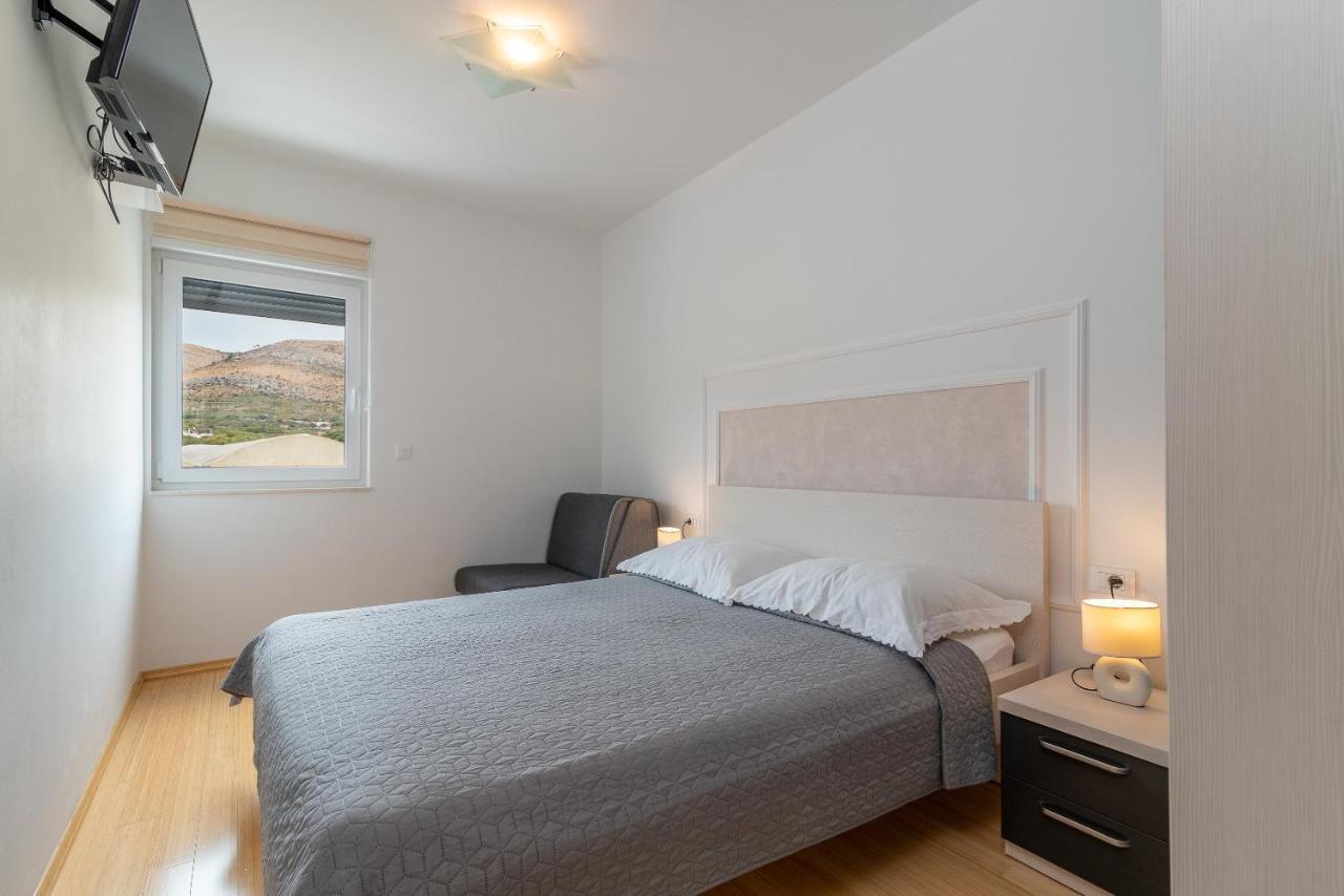 Apartman Lorena โตรกีร์ ภายนอก รูปภาพ