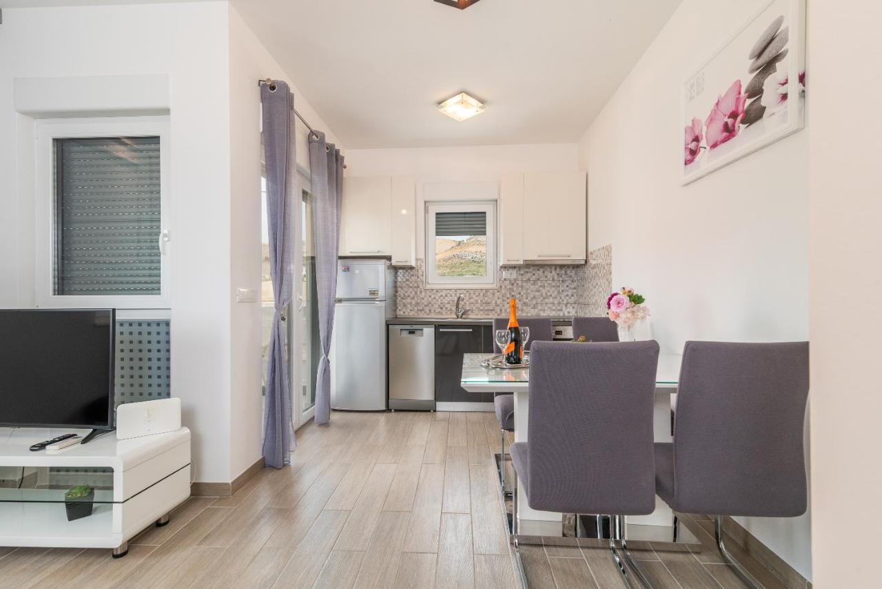 Apartman Lorena โตรกีร์ ภายนอก รูปภาพ