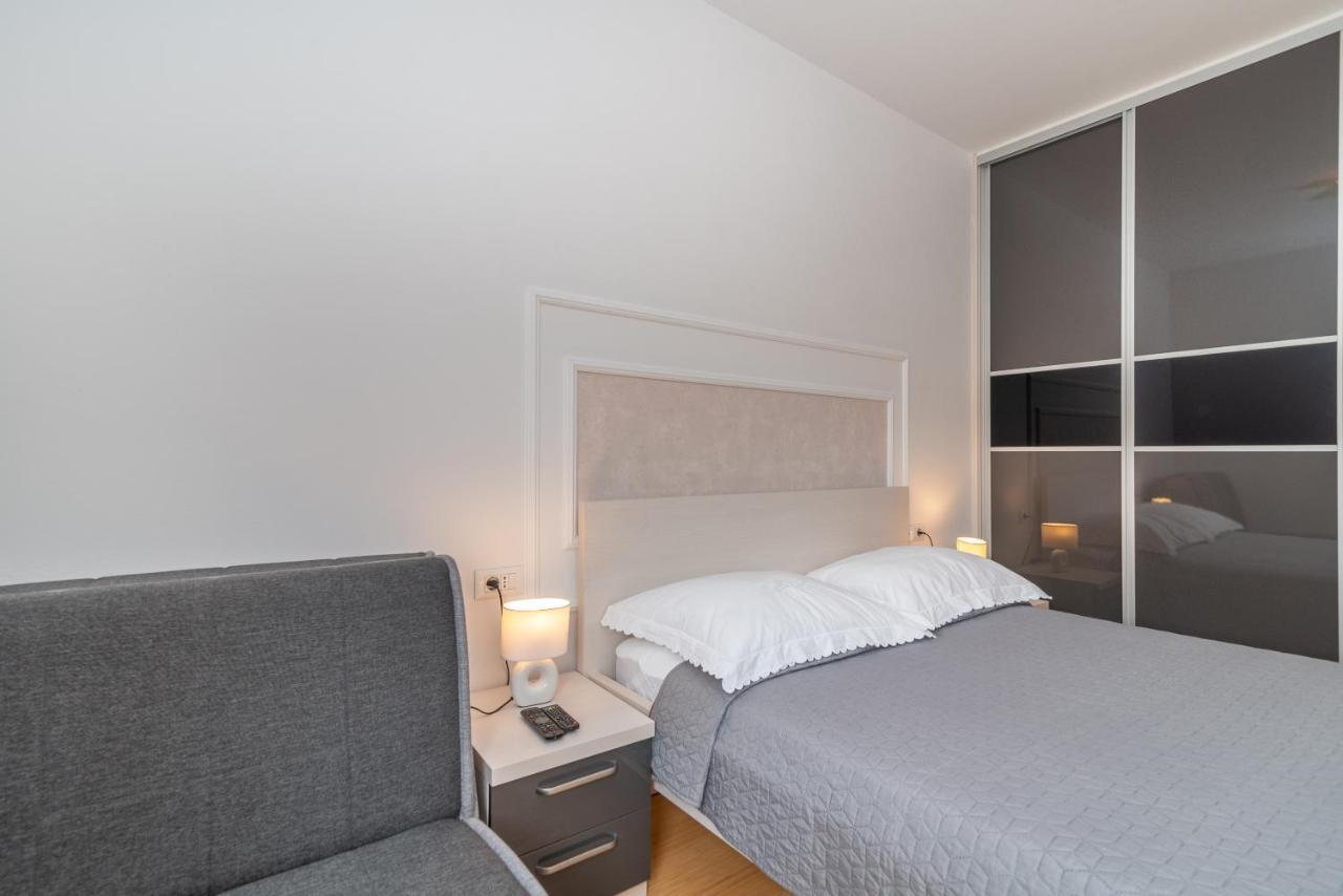 Apartman Lorena โตรกีร์ ภายนอก รูปภาพ